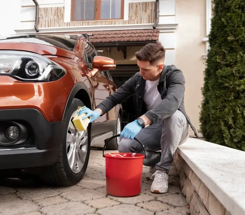 Lavage auto à domicile Nistos : professionnel intervenant sur un véhicule